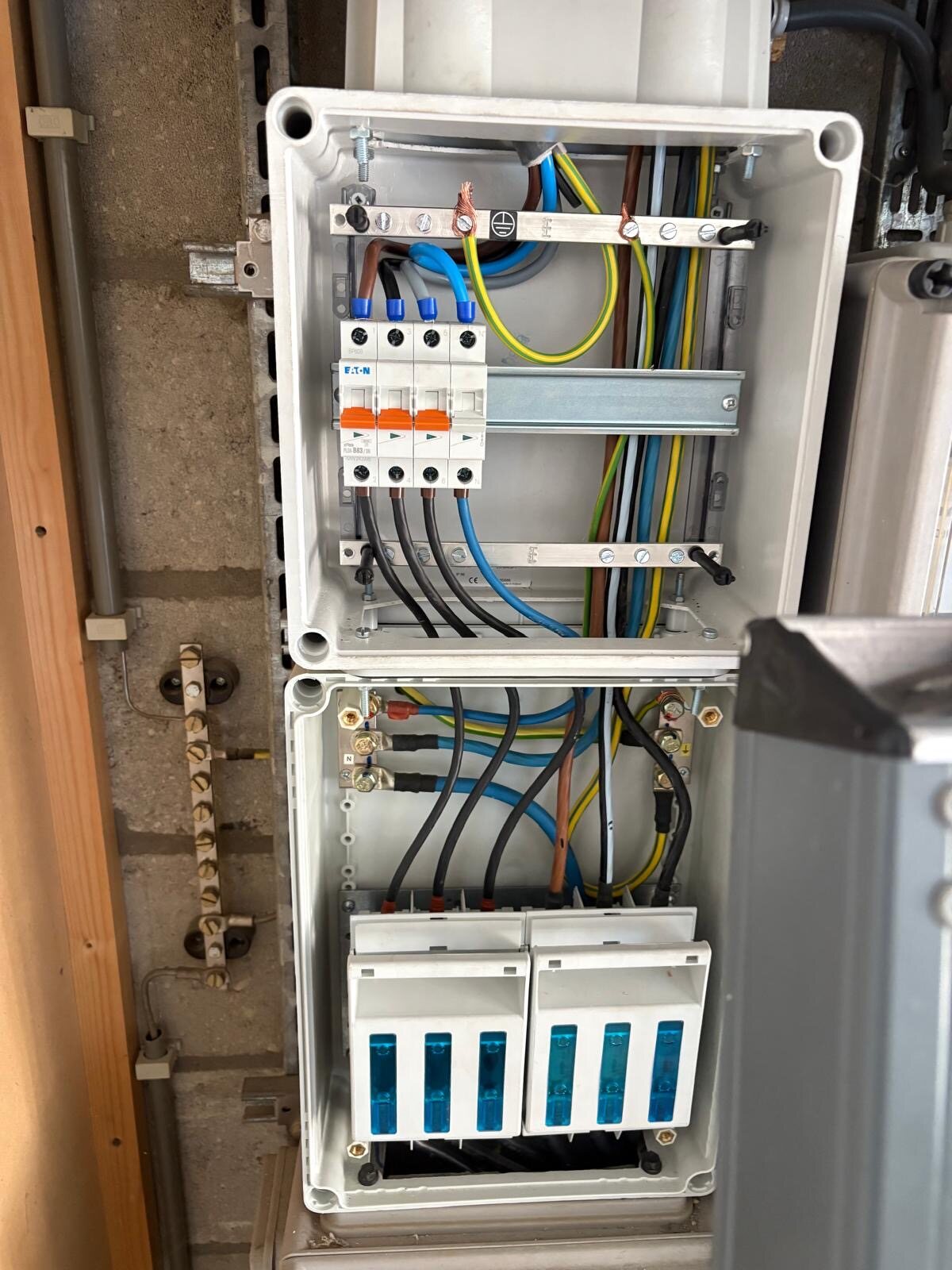 Compacte aansluitkast met beveiligingsschakelaars