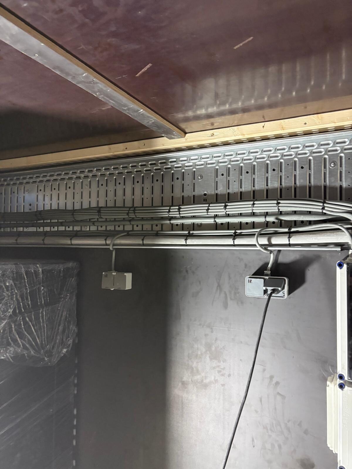 Kabelgoot gemonteerd langs een plafondconstructie