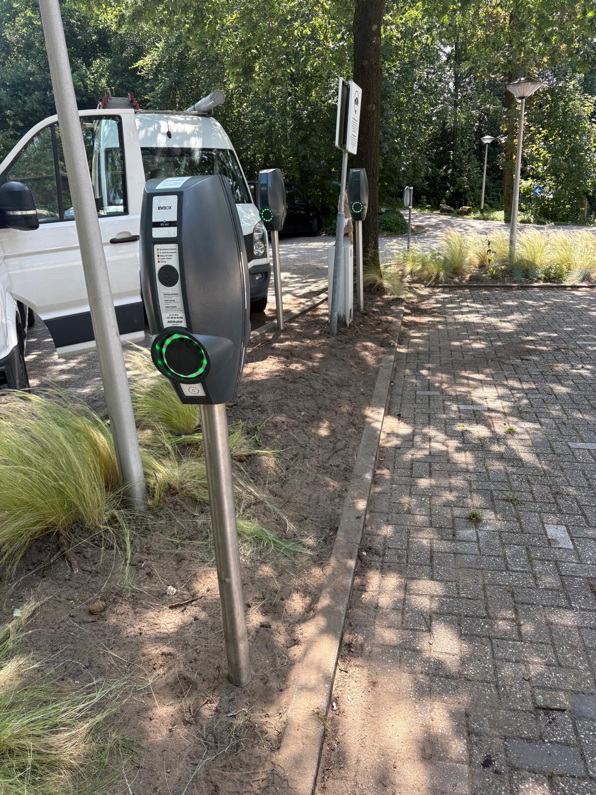 Laadpunt geplaatst naast een parkeerplaats